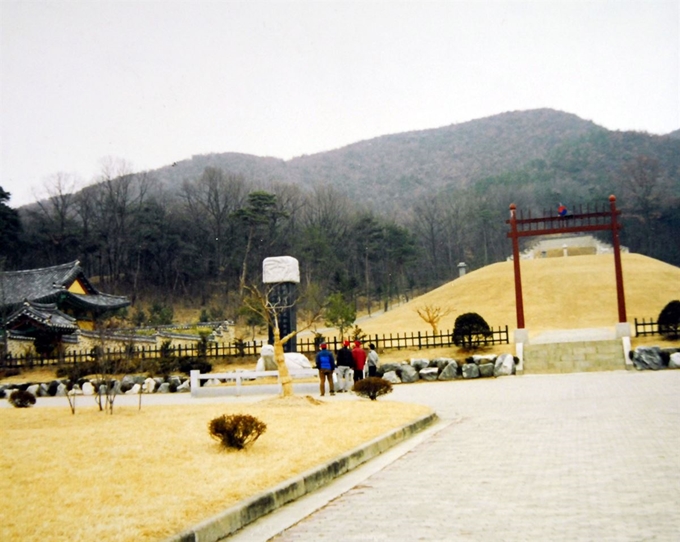 묏자리를 둘러싼 집안 간 법적 쟁송을 산송이라 한다. 경기 파주의 윤관의 묘를 둘러싼 파평 윤씨와 청송 심씨 가문의 알력은 400년간 지속됐다. 한국일보 자료사진.