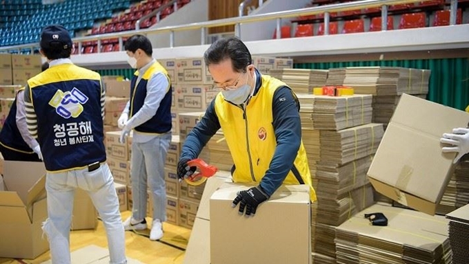 순천형 권분운동을 제안한 허석 시장이 권분 꾸러미를 포장하고 있다. 순천시 제공