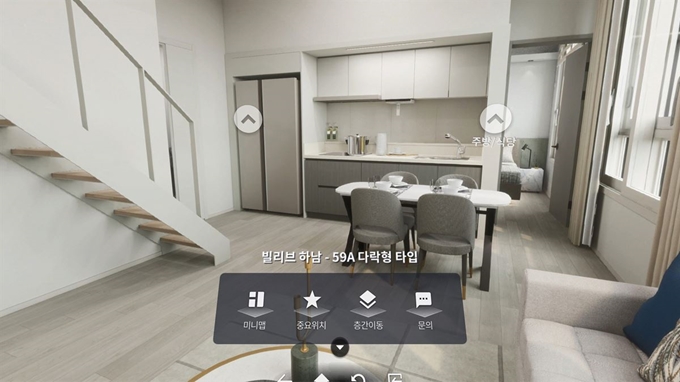 가상현실(VR) 기반 부동산 중개 서비스 ‘집뷰’에서 집 내부를 살펴보는 화면. VR 기기를 쓰면 360도로 이용자 주변이 실제 같은 집 안으로 가득 차게 된다. KT 제공