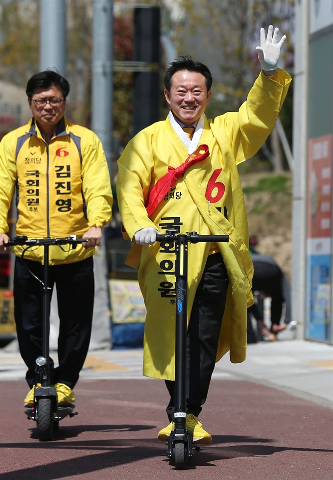 5일 오후 울산시 북구 한 거리에서 4·15 총선 북구 선거구에 출마한 정의당 김진영 후보가 노란색 한복을 입고 킥보드를 탄 채 유세하고 있다. 연합뉴스