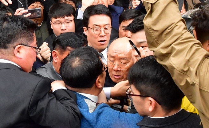 5·18민주화운동과 관련해 사자(死者)명예훼손 혐의로 기소된 전두환 전 대통령이 지난해 3월 11일 광주지법에서 재판을 마친 후 법정을 나서고 있다. 서재훈기자