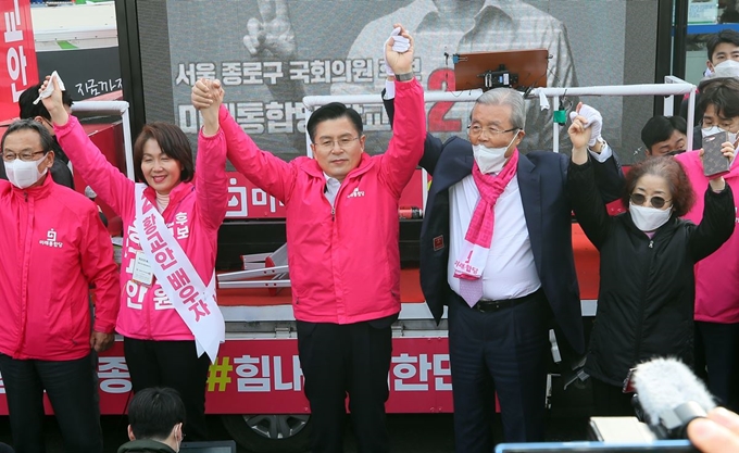 황교안 미래통합당 대표 (가운데)와 부인 최지영 씨, 김종인 총괄선대위원장과 부인 김미경 씨, 신세돈 공동선대위원장(왼쪽)이 6일 서울 종로구 평창동 거리에서 함께 지지를 호소하고 있다. 연합뉴스