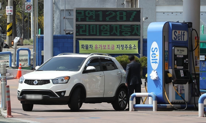 인천의 한 주유소에서 한 남성이 차량에 주유를 하고 있다. 인천-뉴스1