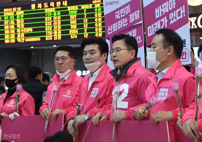 황교안 대표가 미래한국당의 원유철 대표 및 비례대표 후보들을 배웅하며 인사말하고 있다. 왼쪽부터 미래한국당 정운천 국민통합단장, 원유철 대표, 황 대표, 한국당 염동열 사무총장. 오대근기자