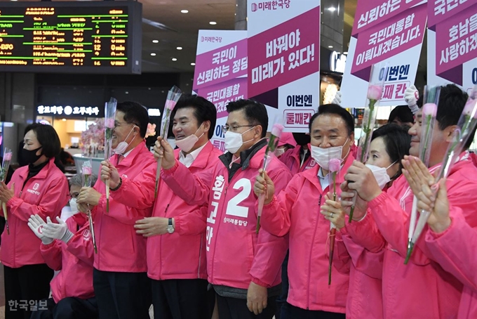 황교안 대표가 미래한국당의 원유철 대표 및 비례대표 후보들을 배웅하며 선물받은 핑크 장미를 들고 있다. 오대근기자