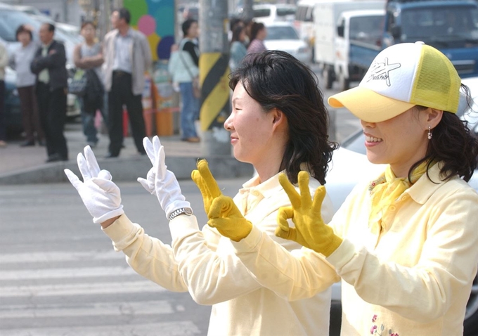 지난 총선에서 한 정당의 운동원이 선거송에 맞춰 춤을 추며 거리홍보를 하고 있다. 홍인기 기자