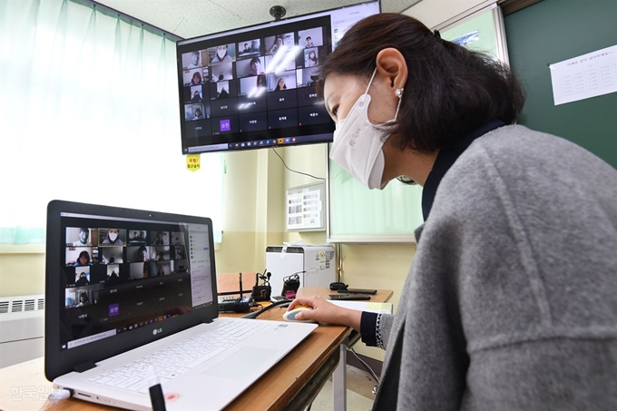 [저작권 한국일보]7일 오전 경기도 의왕시 갈뫼중학교에서 교사와 학생들이 출석체크와 조회 형태로 원격수업 테스트를 하고 있다. 고영권 기자