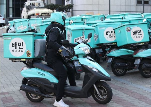 지난달 서울 강남 배민라이더스 남부센터에서 한 직원이 오토바이를 타고 배달에 나서고 있다. 뉴스1