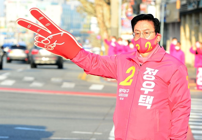 충북 청주 흥덕선거구에 출마한 미래통합당 정우택 후보가 21대 총선 공식 선거전 첫날인 지난 2일 충북 청주시 봉명네거리에서 인사하며 지지를 호소하고 있다. 청주=뉴시스