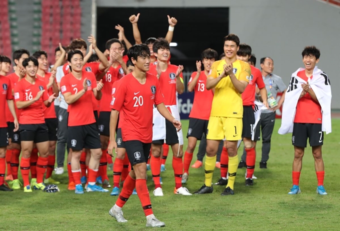 원두재(가운데)가 지난 1월 26일 태국 방콕 라자망갈라 스타디움에서 열린 2020 아시아축구연맹 U-23 챔피언십 결승전에서 우승한 뒤 MVP 수상자로 선정돼 시상대에 오르고 있다. 방콕=연합뉴스