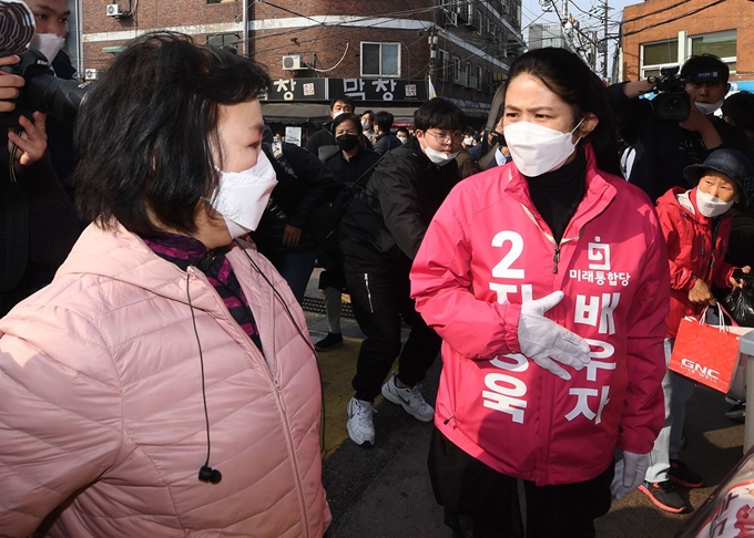 미래통합당 중구성동을 지상욱 후보의 부인인 배우 심은하 씨가 7일 서울 중구 약수시장에서 유권자들에게 남편에 대한 지지를 부탁하고 있다. 오대근 기자