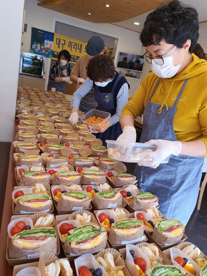 대구미리내가게 대표들이 3월 6일 코로나19로 고생하는 동산병원의료진에게 보낼 도시락을 함께 모여 싸고 있다. 대구미리내가게제공