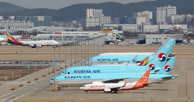 지난달 12일 인천국제공항 제2여객터미널 계류장에 대한항공 여객기가 멈춰서 있다. 뉴스1