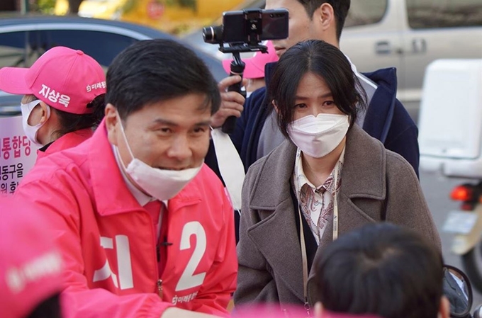 지난 5일 열린 서울 중구·성동을 미래통합당 지상욱 후보 집중유세에 부인 심은하 씨가 함께 하고 있다. 연합뉴스