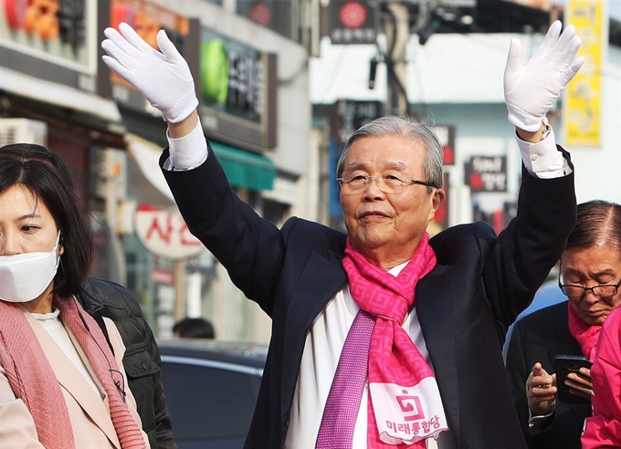 미래통합당 김종인 총괄선거대책위원장이 7일 오후 경기도 여주시 한글시장 앞에서 제21대 국회의원선거 여주ㆍ양평에 출마한 김선교 후보 지원 유세를 마친 후 손을 들어 인사하고 있다. 여주=연합뉴스