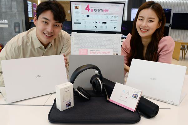 LG전자 모델들이 ‘LG 그램’ 등 LG전자 노트북PC 제품을 구매하면 헤드셋 등 다양한 사은품을 증정하는 할인 프로그램을 소개하고 있다. LG전자 제공