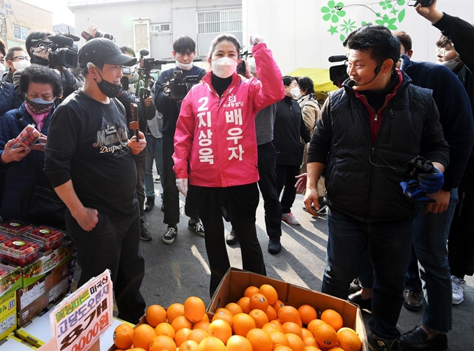 서울 중구·성동을에 출마한 지상욱 미래통합당 후보의 부인 심은하 씨가 7일 오후 중구 약수동 소재 약수시장 인근을 방문해 시민들에게 인사를 하고 있다. 오대근 기자