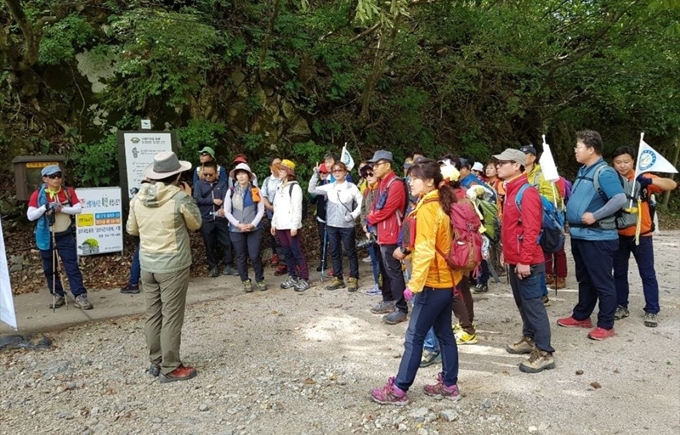 등산객들이 암곡 탐방로에서 경주국립공원사무소 직원으로부터 산행에 대한 설명을 듣고 있다. 경주국립공원사무소 제공