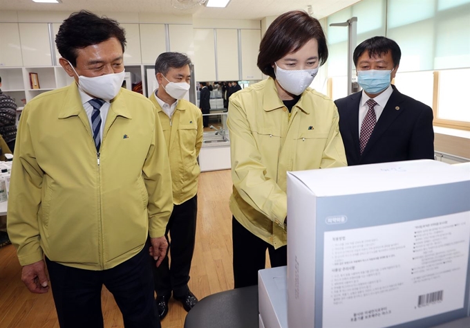 유은혜 사회부총리 겸 교육부 장관이 7일 오후 청주시 서원구 원평중학교에서 온라인 개학 준비 현장 점검을 하고 있다. 청주=연합뉴스