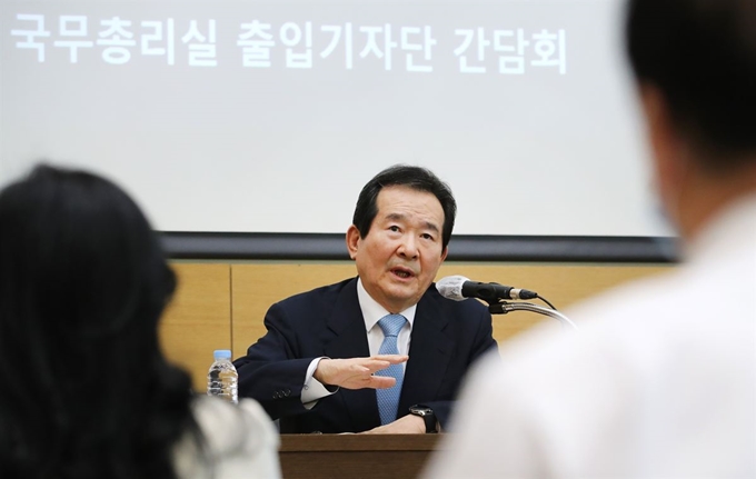 정세균 국무총리가 8일 오전 세종시 정부세종청사에서 열린 출입기자단 간담회에서 취재진의 질문에 답변하고 있다. 세종=연합뉴스