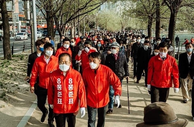 대구수성을 홍준표 무소속후보(맨 앞)가 수성못 둘레걷기를 하고 있다. 본인 제공