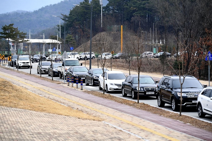 지난달 6일 강원도 원주시 태장동 체육단지에서 코로나19 확진자가 대거 발생한 원주 행구동 효성백년가약 아파트 입주민들을 대상으로 드라이브 스루 선별진료소가 운영되고 있다. 원주시 제공ㆍ뉴스1