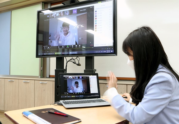 8일 오전 부산진구 양정고등학교에서 교사와 학생들이 출석과 원격수업 테스트를 하고 있다. 연합뉴스