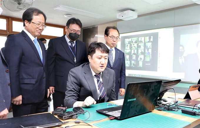 고3 중3의 온라인 개학을 하루 앞둔 8일 오전 김석준 교육감(왼쪽)과 오거돈 시장이 부산진구 양정고등학교에서 온라인 테스트 수업을 참관하고 있다. 연합뉴스