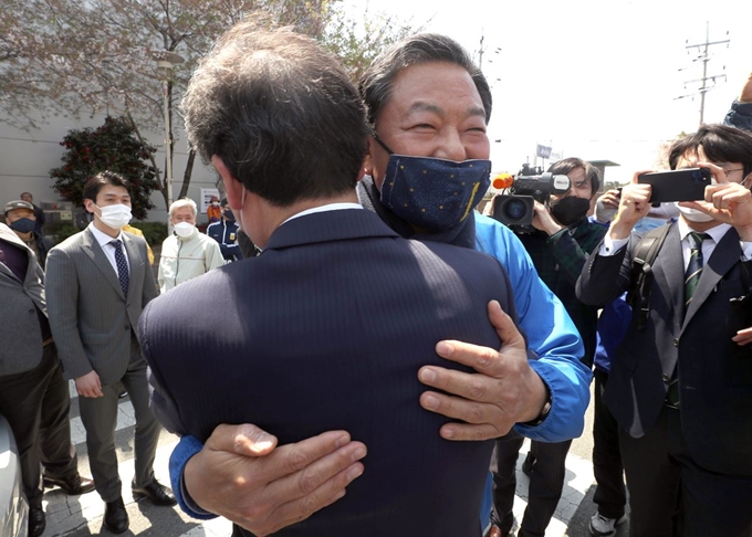 이낙연 더불어민주당 상임공동선대위원장(왼쪽)이 8일 오후 경남 창원시 진해구 진해시장에서 열린 같은 당 진해 황기철 후보(오른쪽) 지원 유세에 앞서 황 후보와 포옹하고 있다. 연합뉴스