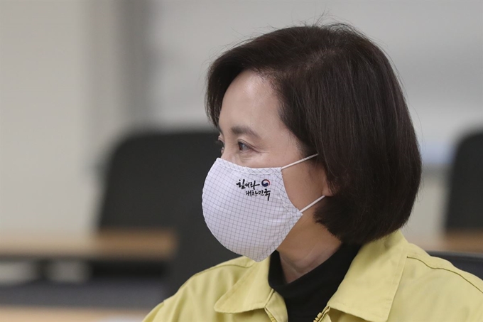 유은혜 부총리 겸 교육부 장관이 8일 경기 고양시 EBS 본사를 찾아 신종 코로나바이러스 감염증(코로나19) 대응 방안에 대한 브리핑을 듣고 있다. 고양=연합뉴스