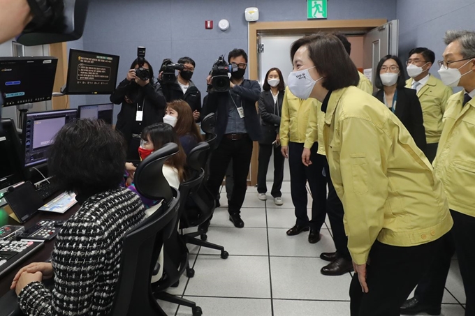 유은혜 부총리 겸 교육부 장관이 온라인 개학을 하루 앞둔 8일, 경기 고양시에 위치한 EBS를 찾아 현장을 둘러보고 있다. 연합뉴스