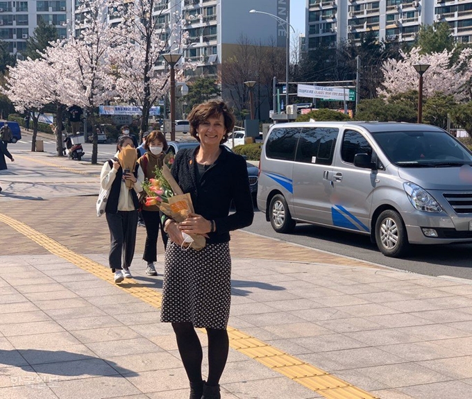 [저작권 한국일보]8일 서울 중랑구 서울의료원을 찾은 요안나 도너바르트 주한 네덜란드 대사가 의료진에게 선물한 튤립을 들고 포즈를 취하고 있다. 김영훈 기자