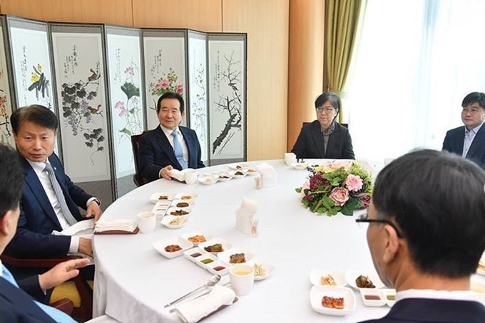 정세균 국무총리가 8일 정부세종청사 총리 공관에서 정은경 중앙방역대책본부장 등 방역당국 관계자들과 오찬을 하고 있다. 정세균 총리 인스타그램 캡처