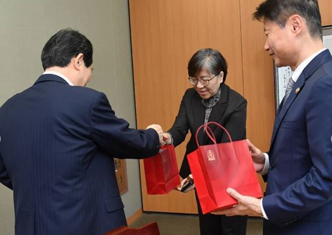 정세균 국무총리가 8일 정부세종청사 총리 공관에서 정은경 중앙방역대책본부장에게 홍삼을 선물하고 있다. 정세균 총리 인스타그램 캡처