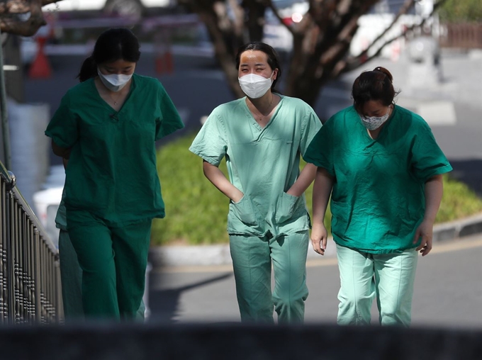 8일 오전 대구동산병원에서 신종 코로나바이러스 감염증(코로나19) 확진자 진료를 마친 의료진들이 이동하고 있다. 대구=연합뉴스