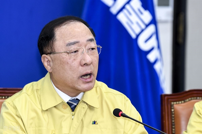 [저작권 한국일보] 홍남기 경제부총리 겸 기획재정부 장관이 지난달 4일 오전 서울 여의도 국회 당 회의실에서 열린 ‘제1차 코로나19 대응 당정청회의’에서 모두발언을 하고 있다. 이한호 기자