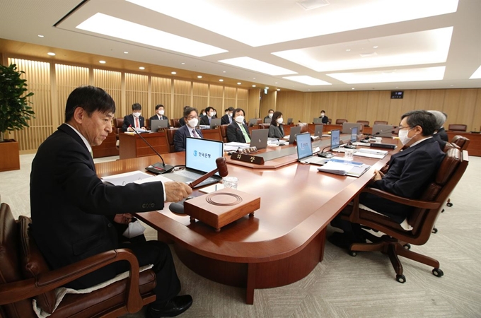 이주열(왼쪽) 한국은행 총재가 9일 서울 중구 한국은행 본관에서 금융통화위원회를 주재하고 있다. 한국은행 제공