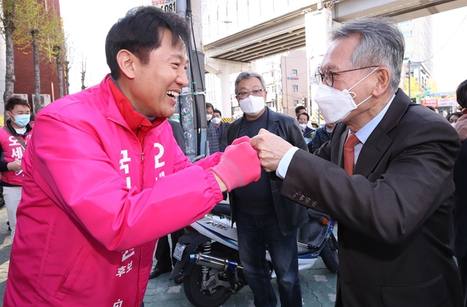 김형오 전 미래통합당 공천관리위원장(오른쪽)이 8일 서울 광진구 자양사거리에서 광진을 미래통합당 오세훈 후보와 지원 유세에 앞서 주먹을 부딛치며 인사하고 있다. 연합뉴스