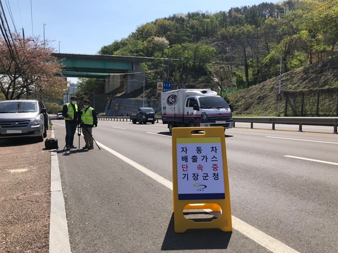 부산 기장군이 카메라를 이용해 매연 차량을 단속하기로 했다. 기장군 제공