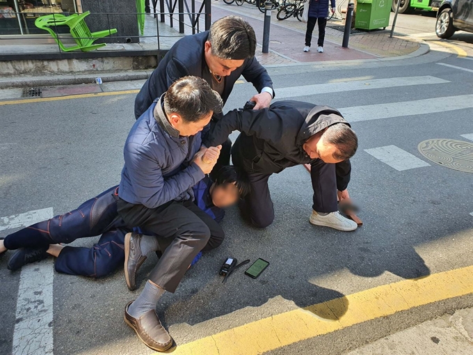 9일 오세훈 서울 광진을 미래통합당 후보의 총선 유세차량에 흉기를 든 괴한이 습격을 시도한 사건이 발생했다. 오 후보 캠프 관계자는 "오 후보가 서울 광진구 자양동 일대에서 차량 유세를 하던 중 한 남성이 흉기를 들고 접근했다"며 "이 남성은 현장에 있던 경찰로부터 바로 제압을 당해 오 후보에게 피해는 없었다"고 밝혔다. 오세훈 후보 캠프 제공