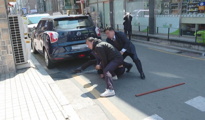 9일 오전 서울 광진구 자양2동 인근에서 한 남성이 광진을에 출마한 미래통합당 오세훈 후보 유세현장에 흉기를 들고 접근하다 경찰에 제압되고 있다. 연합뉴스