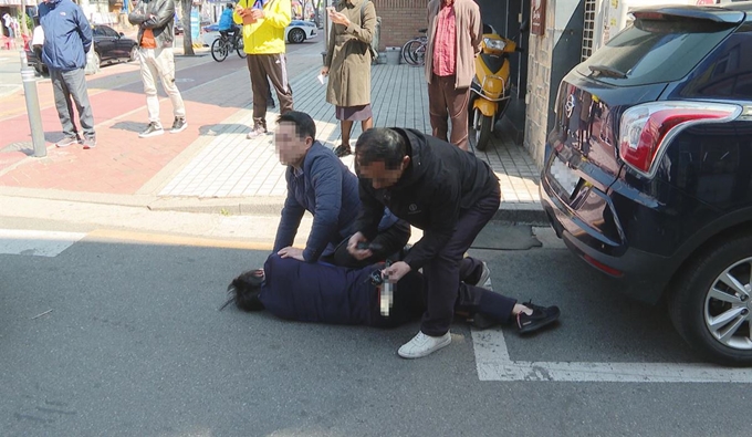 9일 오전 서울 광진구 자양2동 인근에서 한 남성이 광진을에 출마한 미래통합당 오세훈 후보 유세현장에 흉기를 들고 접근하다 경찰에 제압되고 있다. 연합뉴스