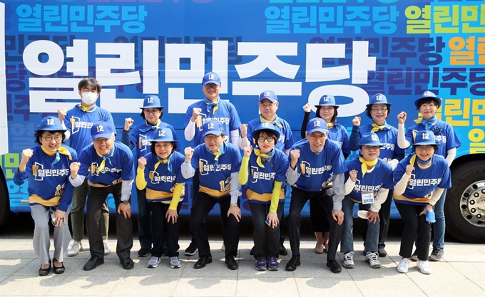 열린민주당 비례대표 후보들이 7일 오후 국회 앞에서 열린 ‘출발 열린당’ 행사에서 파이팅을 외치고 있다. 연합뉴스