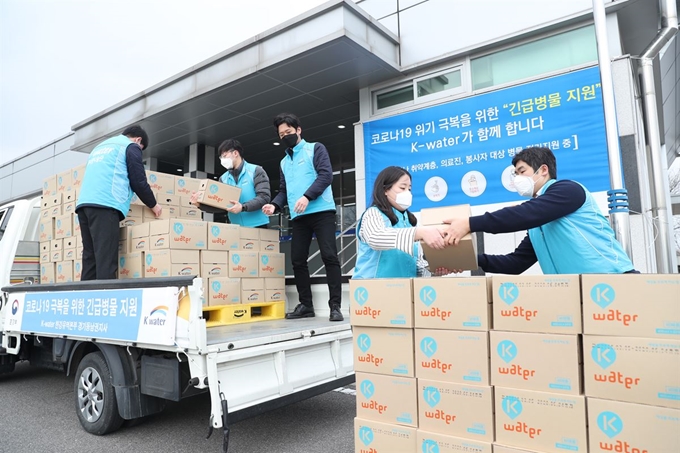 국립중앙의료원 등 신종 코로나 중점 대응기관 4곳에 전달할 병입 수돗물을 한국수자원공사 직원들이 트럭에 싣고 있다. 수자원공사 제공