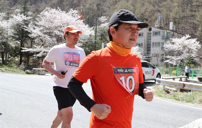 안철수 국민의당 대표가 8일 오후 대전 동구 만인산 자연휴양림 일대에서 '희망과 통합의 달리기'를 하고 있다. 뉴스1