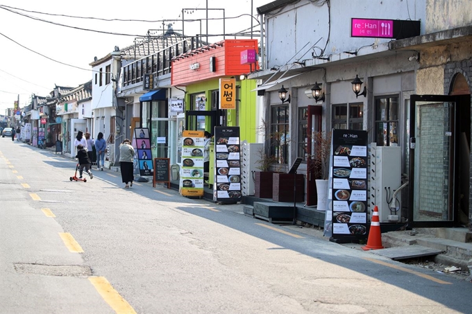 9일 경북 경주시의 대표적 명소인 황남동 황리단길이 신종 코로나바이러스 감염증(코로나19) 여파로 관광객이 줄어 한산한 모습을 보인다. 연합뉴스