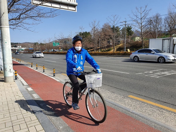 더민주당 수성을 이상식 후보가 자전거를 타고 유세활동을 하고 있다. 이상식 후보 사무실 제공