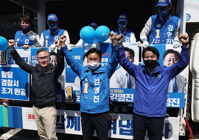 더불어민주당 이인영 공동선거대책위원장(오른쪽)과 표창원 의원(왼쪽)이 9일 오전 경기도 수원시 팔달구 화서시장에서 제21대 국회의원선거 수원병에 출마한 김영진 후보 지원 유세를 하고 있다. 연합뉴스