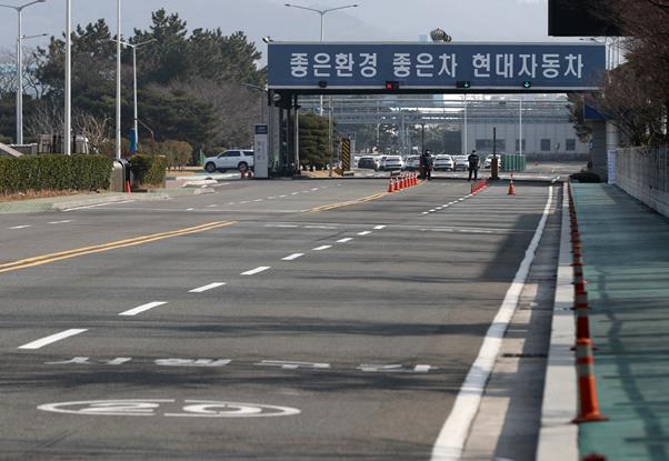 신종 코로나바이러스 감염증 여파로 중국에서 들여오는 일부 부품 재고가 바닥나면서 현대자동차 울산공장의 전면 가동 중단이 이어지고 있다. 사진은 2월 10일 오후 울산시 북구 현대차 명촌정문 앞 도로가 평소 줄지어 출입하던 부품 납품 차량이 없어 한산한 모습을 보이고 있다. 연합뉴스