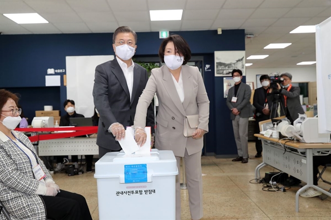 문재인 대통령과 부인 김정숙 여사가 10일 오전 서울 종로구 삼청동 주민센터를 찾아 제21대 국회의원 선거 사전투표를 하고 있다. 왕태석 선임기자